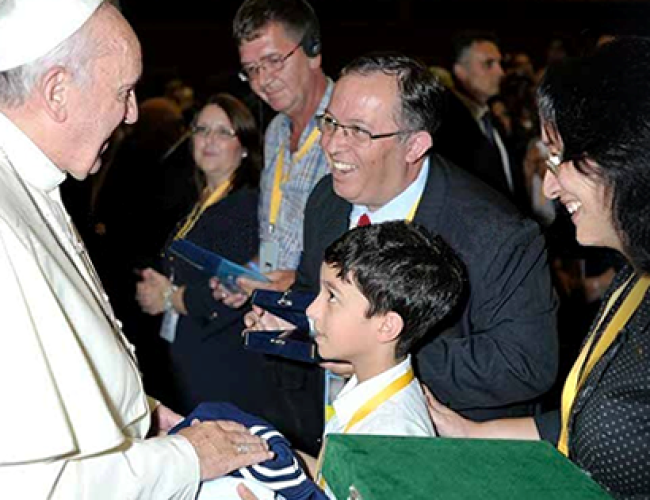 Sandro e família saudando o Santo Padre em nome de todos os católicos em células do Brasil