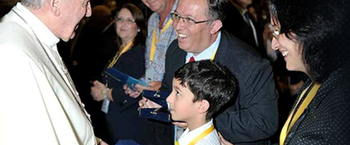 Sandro e família saudando o Santo Padre em nome de todos os católicos em células do Brasil