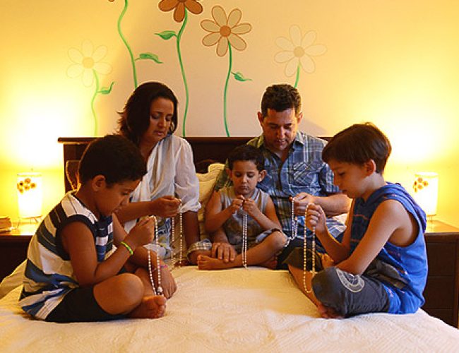 A-oração-do-Rosário-em-grupo-e-em-família