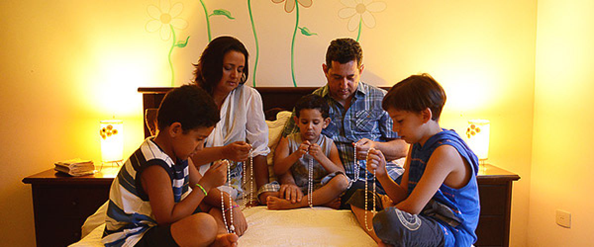 A-oração-do-Rosário-em-grupo-e-em-família